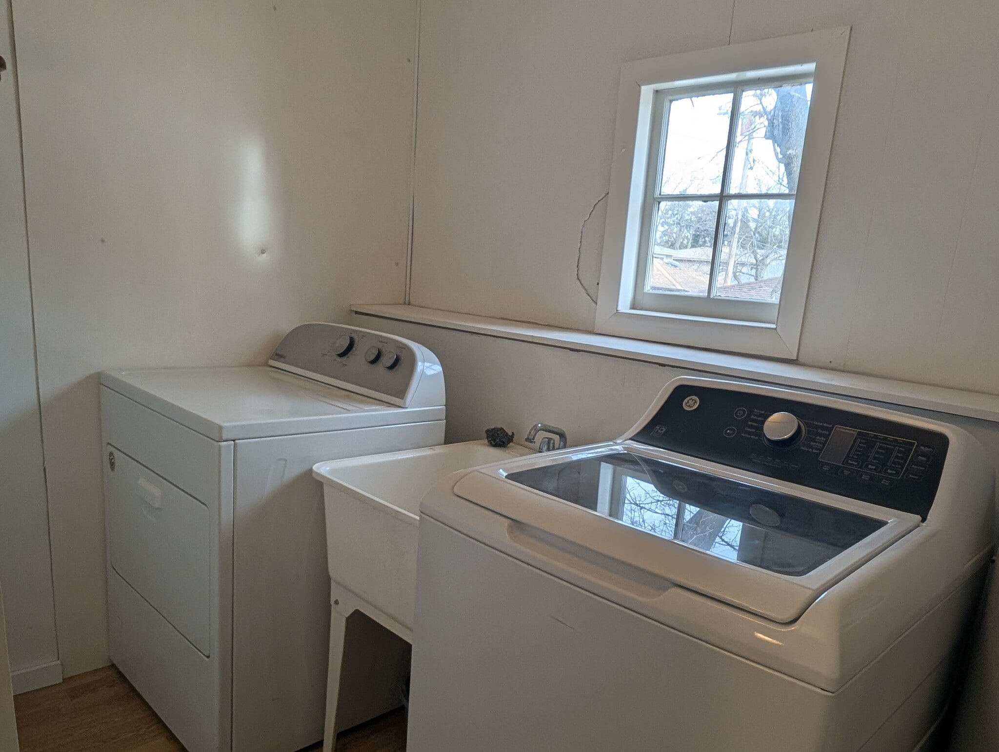 laundry room - 281 E North End Ave