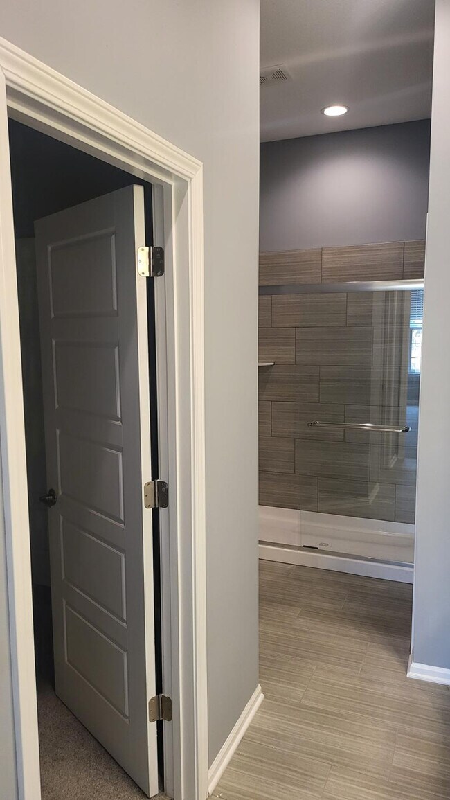 Building Photo - Newly constructed Maintenance provided 3 bed 2.5 bath