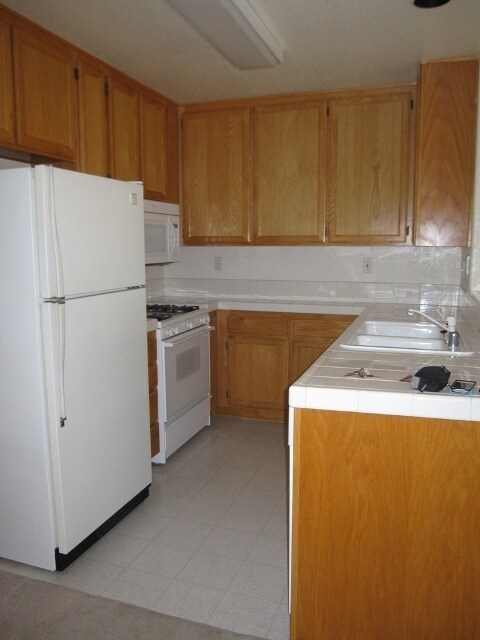Building Photo - 2 bedroom 2 bath Upper Level Condo