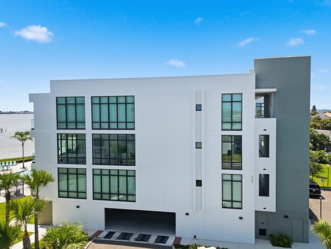 Building Photo - 225 Strand Dr