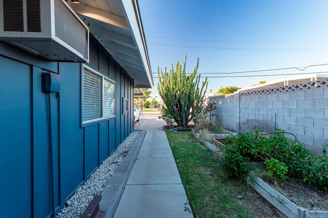 Building Photo - 2040 W Cambridge Ave