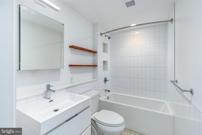 Building Photo - 965 Frankford Ave