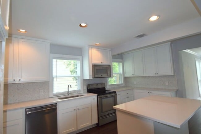 Building Photo - 7513 Carriage Dr