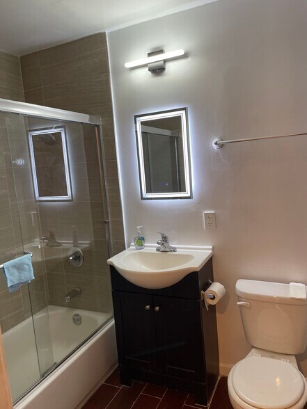 Building Photo - 144 Locksley Ave