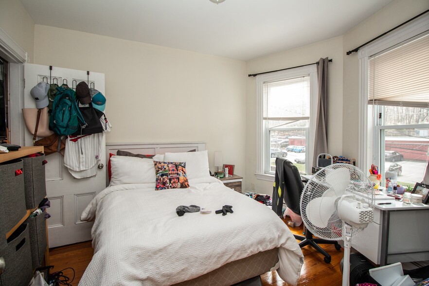 Building Photo - 66 Chestnut St