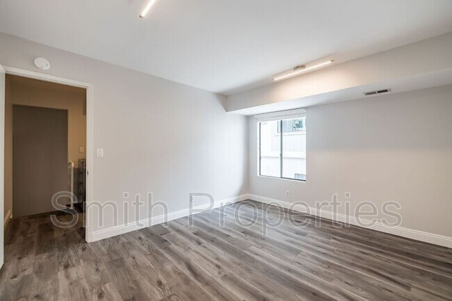 Building Photo - 604 N Irena Ave