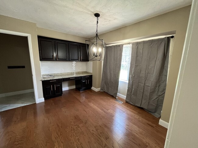 Building Photo - 1304 Pine Oak Dr