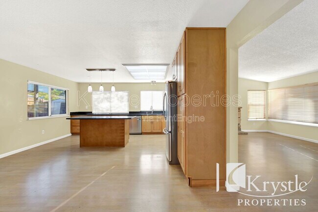 Building Photo - 2 Bridge Ct