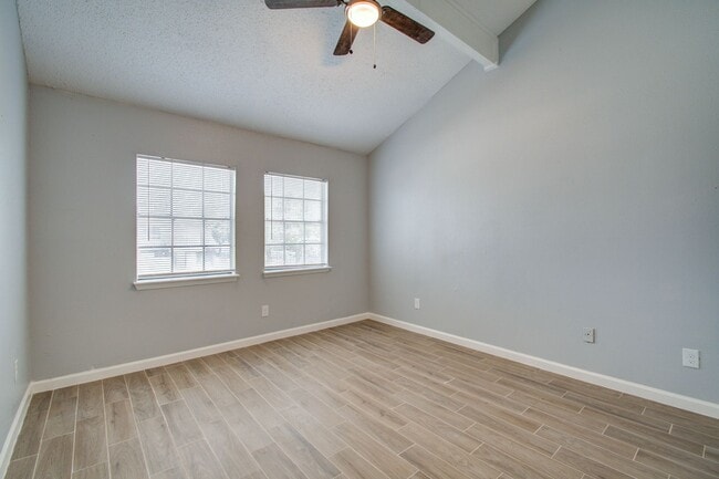 Building Photo - Remodeled 3 Bed / 2 Bath townhome at The B...