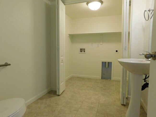 Building Photo - TWO WEEKS FREE RENT!