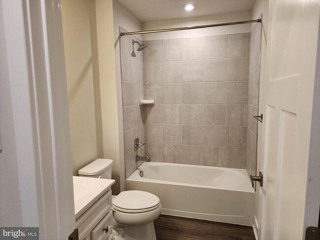 Building Photo - 321 E Cochran St