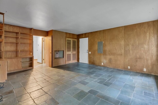 Building Photo - 4 Bed 2.5 Bath available in Kirkland