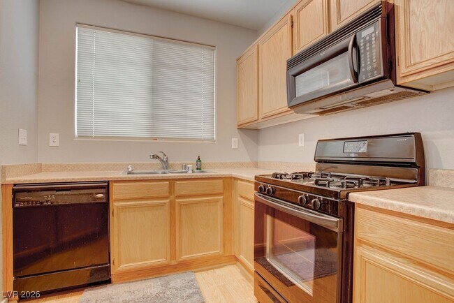 Building Photo - 27 Hudson Canyon St