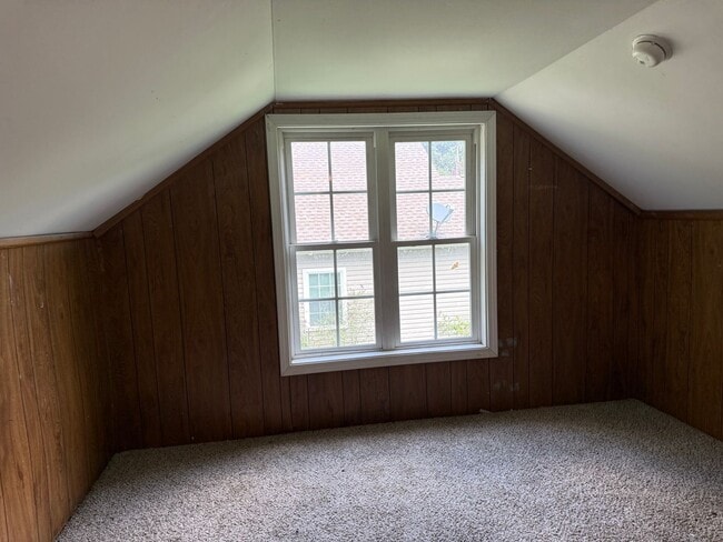 Building Photo - Spacious 3 Bedroom, 2 Bath Home with Garag...
