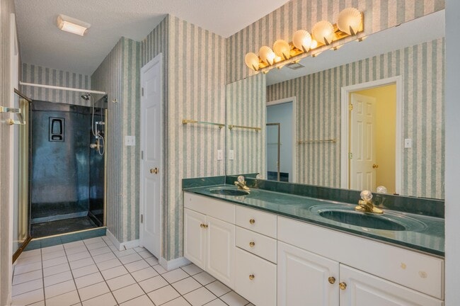 Building Photo - 437 S Shore Dr