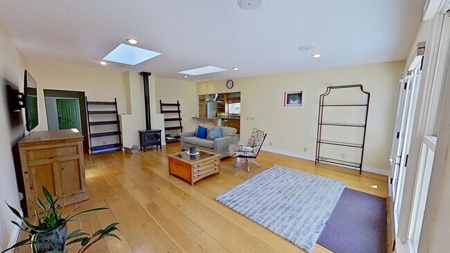 Building Photo - Amazing and Spacious 3 bed / 2 bath home! ...