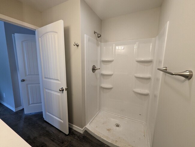 Building Photo - 2 Bedroom • 2 Bathroom • Triplex Unit in S...