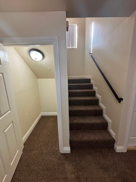 Building Photo - 155 W 77th St