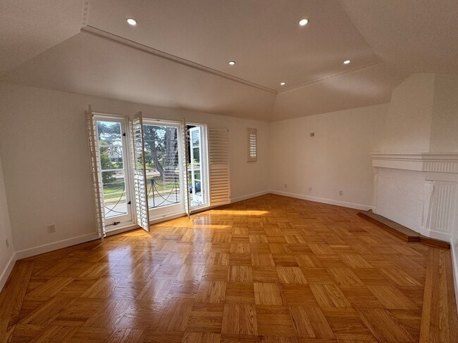 Building Photo - Spacious 5BR/6BA Updated Home with Private...