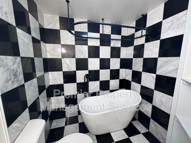 Building Photo - 2005 8th Ave N