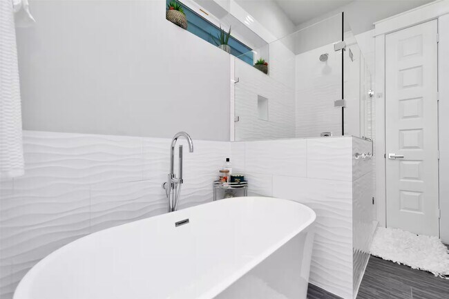 Building Photo - 2107 Engelmohr St