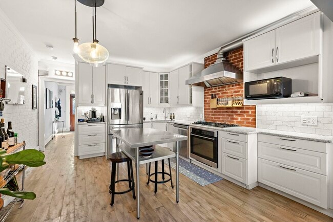 Building Photo - 284 6th St