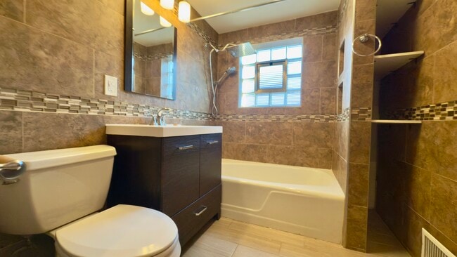 Building Photo - 7127 S Ridgeway Ave