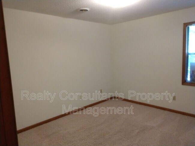 Building Photo - 302 Aspen Ct