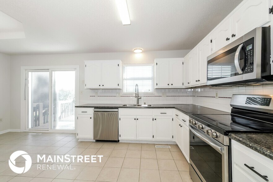 Building Photo - 421 SW Hamilton Ln