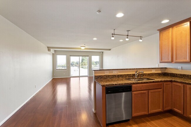 Building Photo - 3 Bed 3 Bath - Views - NAS Whidbey - Island Hospital