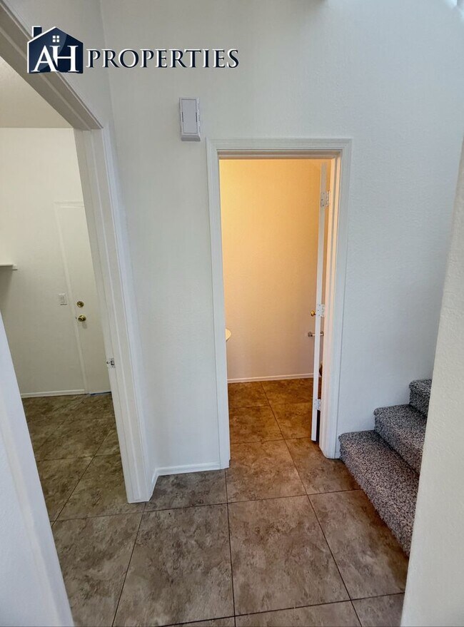 Building Photo - Large backyard Home in Surprise