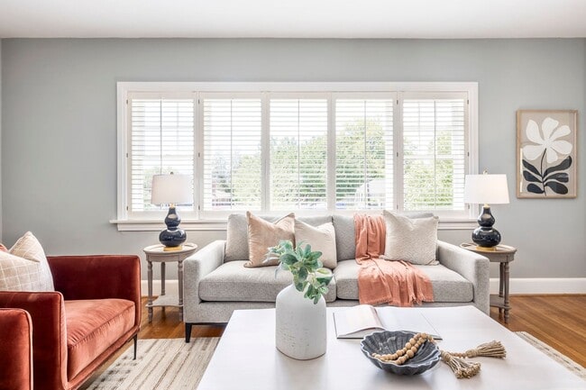 Building Photo - Elegant Sugar House Living: Finished Basement and Prime Location