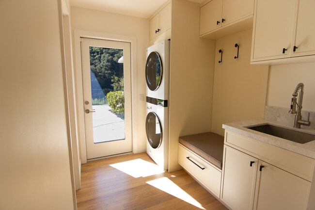 Building Photo - 1310 J Lee Cir