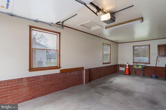 Building Photo - 5 Orchard Pl