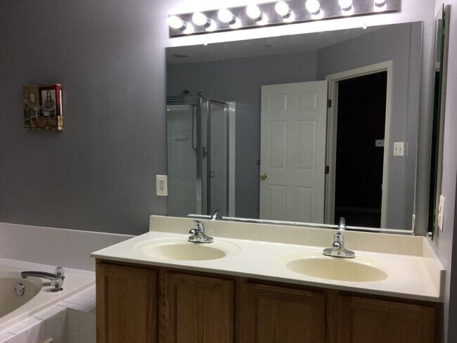 Building Photo - SPACIOUS TOWNHOUSE IN GERMANTOWN