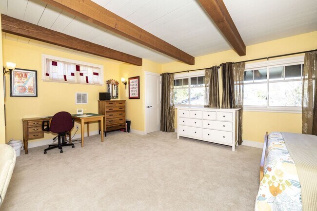 Building Photo - Conveniently Located, Fully Furnished 2 Bed/2 Bath Home Available To Nov!