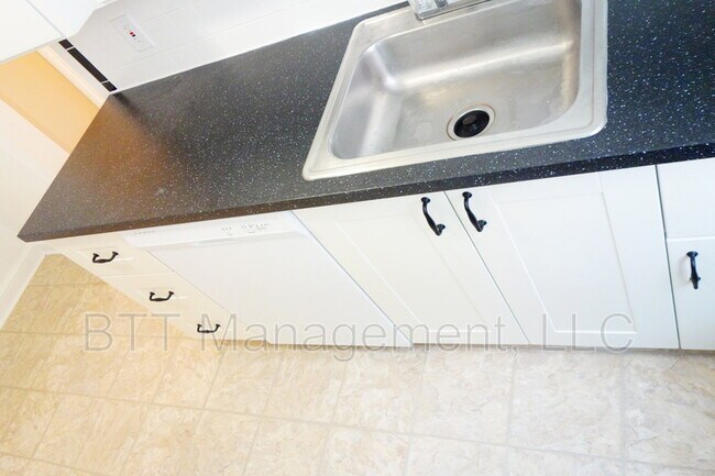 Building Photo - 812 Greenwood Cir