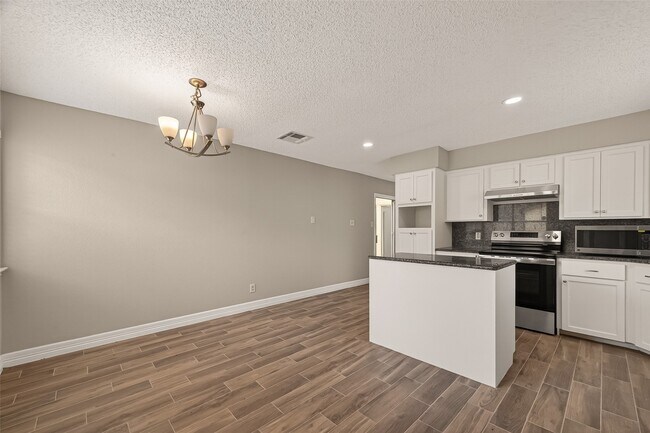 Building Photo - 15915 Dunmoor Dr