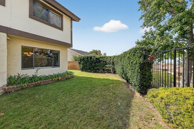 Building Photo - 5BR; 3BA Pool Home with Stunning Views in ...