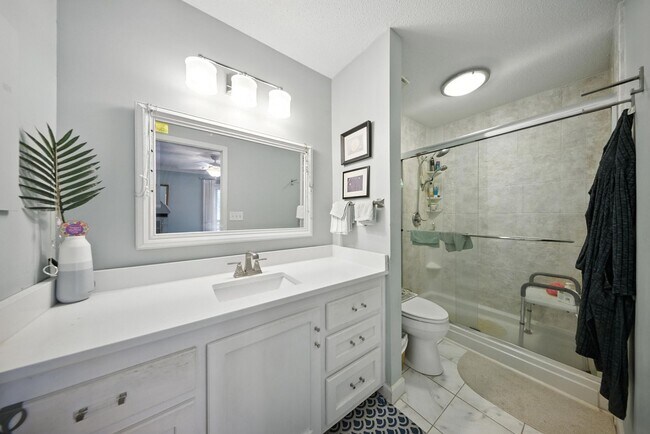 Building Photo - Spacious 2 -story townhome in the heart of...