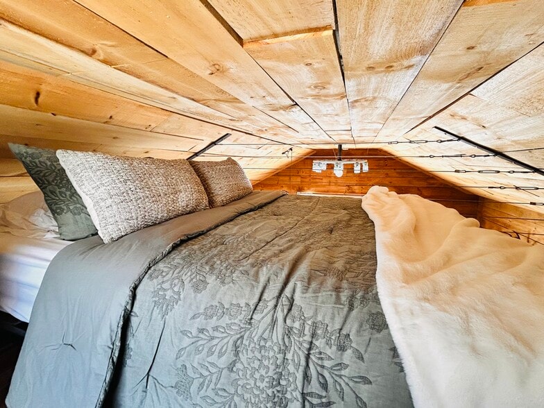 Building Photo - 288 River Rd