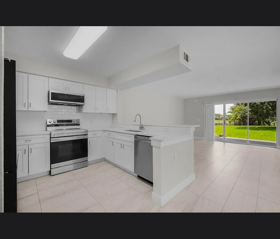 Building Photo - 13929 Fairway Island Dr