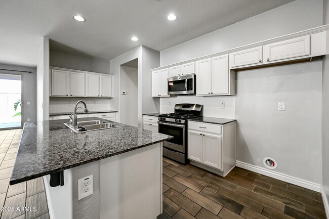 Building Photo - 2414 E Hazeltine Way