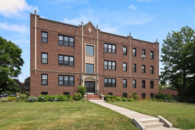 Primary Photo - 684 Farmington Ave