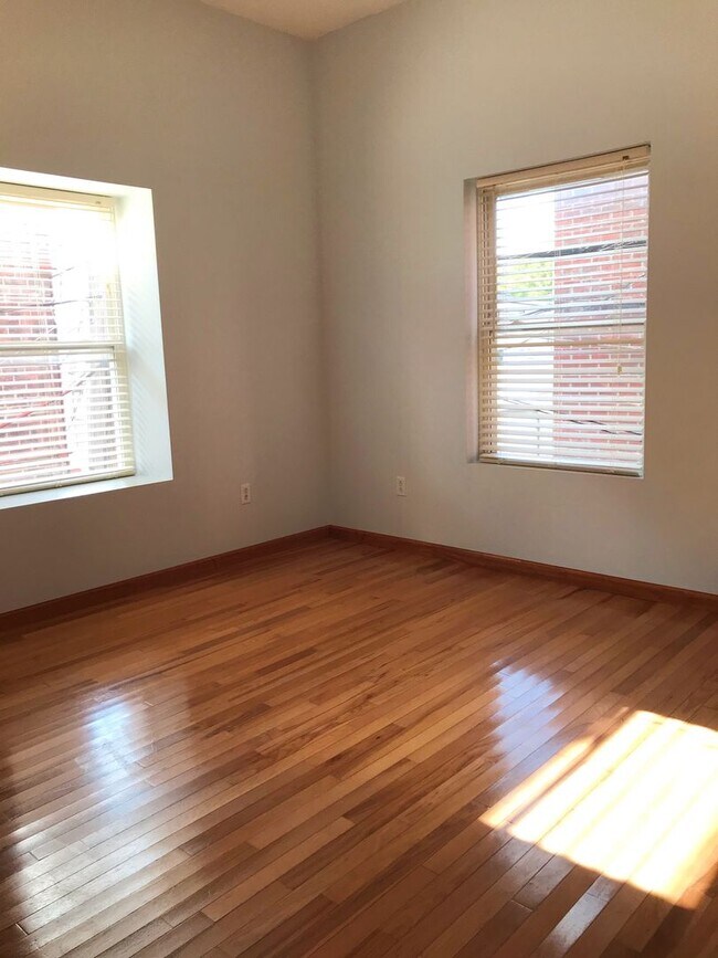Building Photo - 2 bedrooms, 2 baths Downtown!