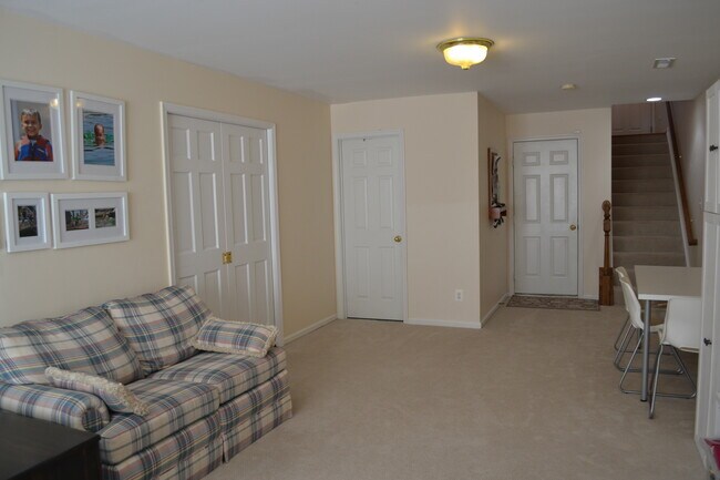 Building Photo - 3163 Grovehurst Pl