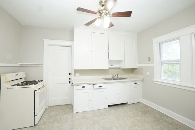 Building Photo - 2-Bedroom Lakewood Gem in the Heart of the...