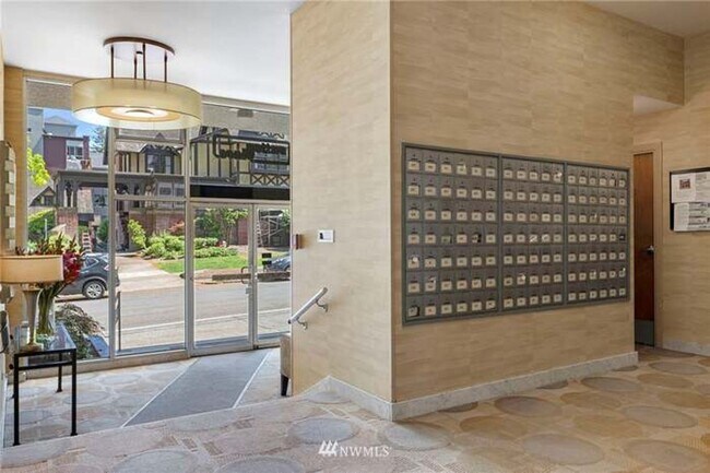 Building Photo - Light and Bright 1 bedroom 1 bath condo first hill