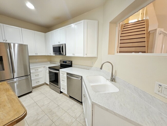Building Photo - Large Melbourne Townhome