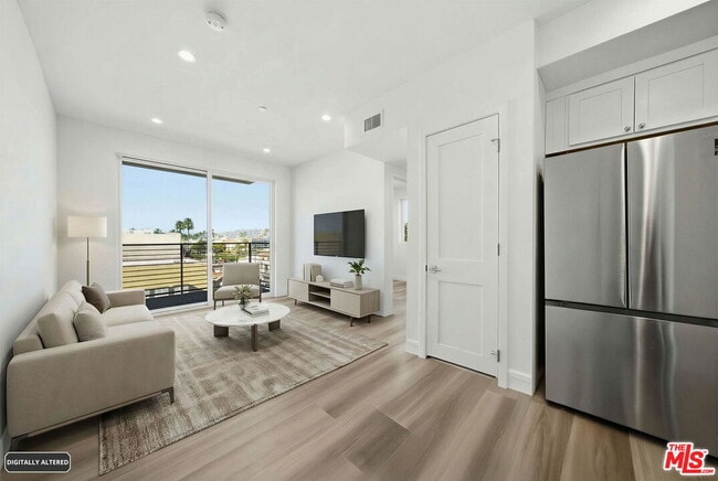 Building Photo - 667 N Wilton Pl